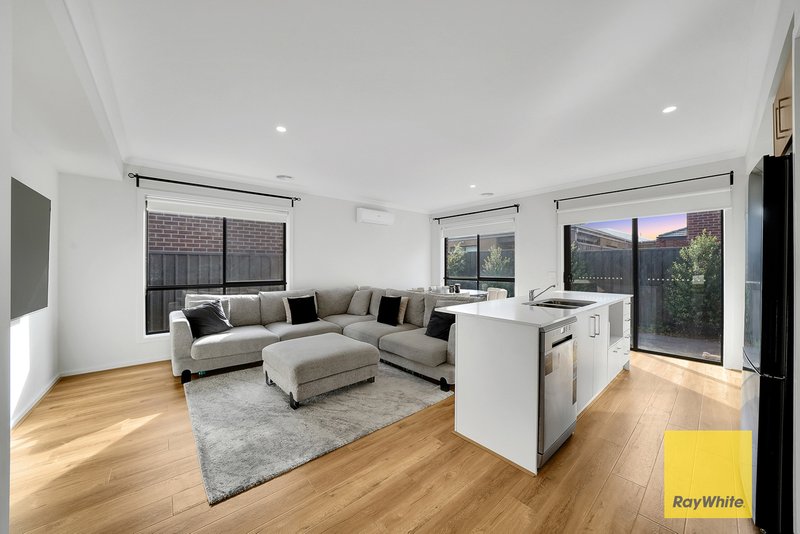 Photo - 24 Bet Street, Truganina VIC 3029 - Image 3