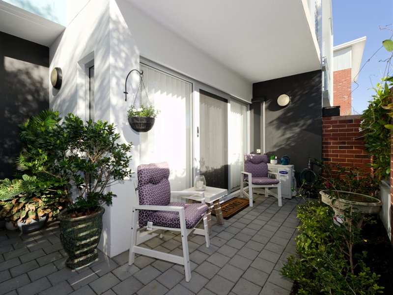 Photo - 2/4 Betano Road, Rockingham WA 6168 - Image 2