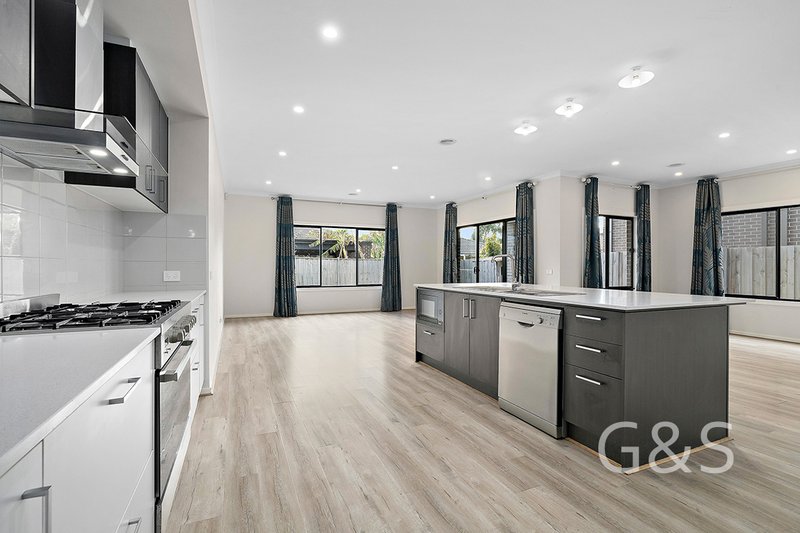 Photo - 24 Bowral Avenue, Point Cook VIC 3030 - Image 3