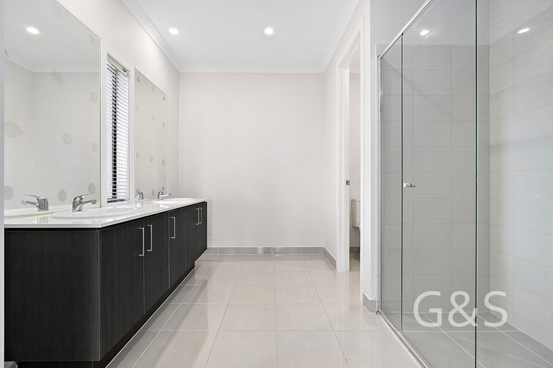 Photo - 24 Bowral Avenue, Point Cook VIC 3030 - Image 6