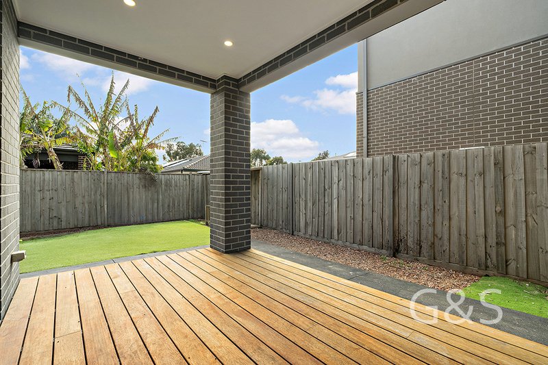 Photo - 24 Bowral Avenue, Point Cook VIC 3030 - Image 8