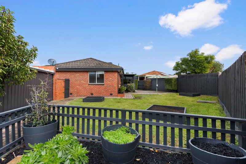 Photo - 24 Brentwood Avenue, Lalor VIC 3075 - Image 9