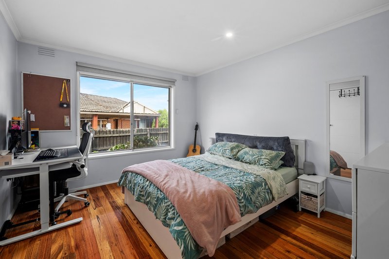 Photo - 24 Brentwood Avenue, Lalor VIC 3075 - Image 9