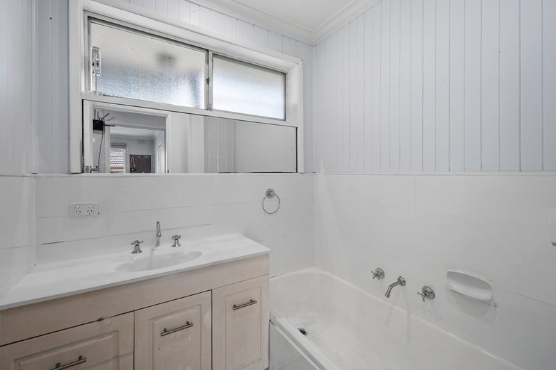 Photo - 24 Brentwood Avenue, Lalor VIC 3075 - Image 12