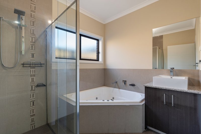 Photo - 24 Calibre Avenue, Craigieburn VIC 3064 - Image 6