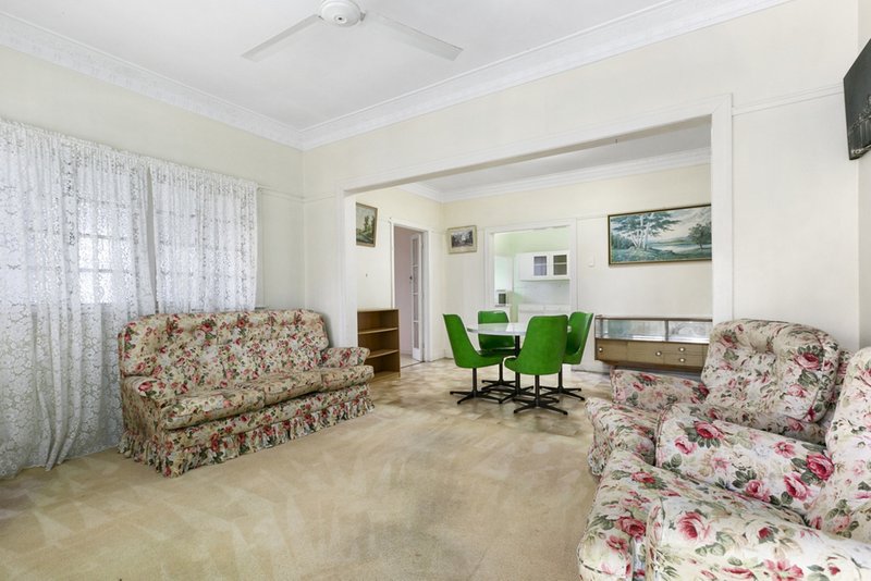 Photo - 24 Cameron Parade, Wynnum QLD 4178 - Image 2