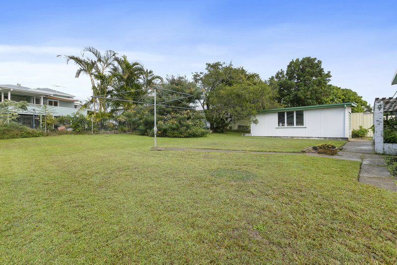 Photo - 24 Cameron Parade, Wynnum QLD 4178 - Image 3