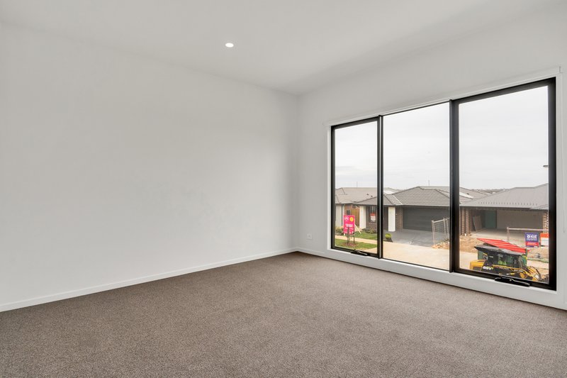 Photo - 24 Carlingford Crescent, Bonnie Brook VIC 3335 - Image 5