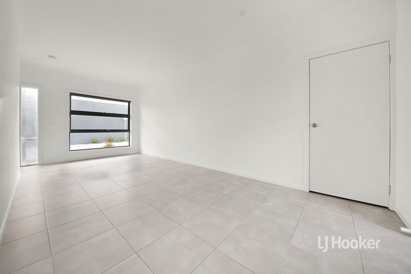 Photo - 24 Cassius Circuit, Cranbourne North VIC 3977 - Image 2