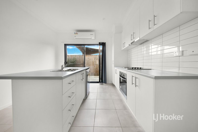 Photo - 24 Cassius Circuit, Cranbourne North VIC 3977 - Image 3