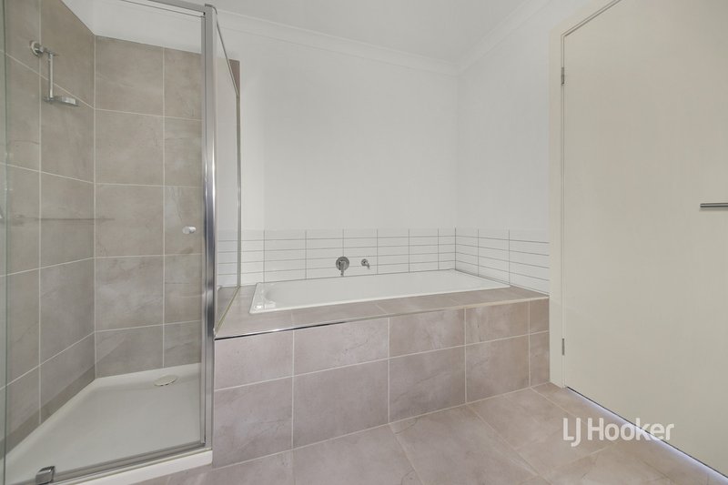 Photo - 24 Cassius Circuit, Cranbourne North VIC 3977 - Image 7