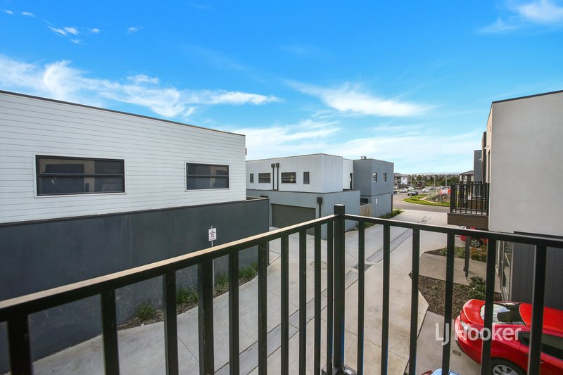 Photo - 24 Cassius Circuit, Cranbourne North VIC 3977 - Image 10