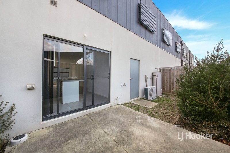 Photo - 24 Cassius Circuit, Cranbourne North VIC 3977 - Image 11