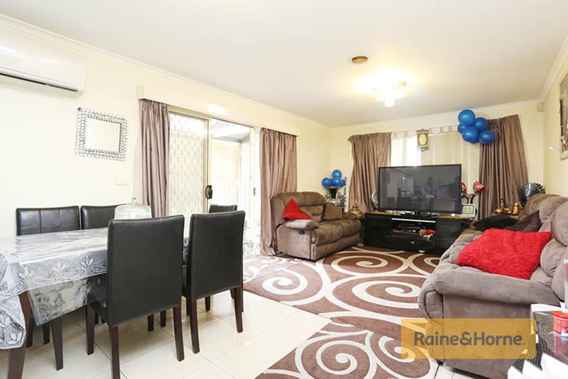 Photo - 24 Centaurus Avenue, Roxburgh Park VIC 3064 - Image 6