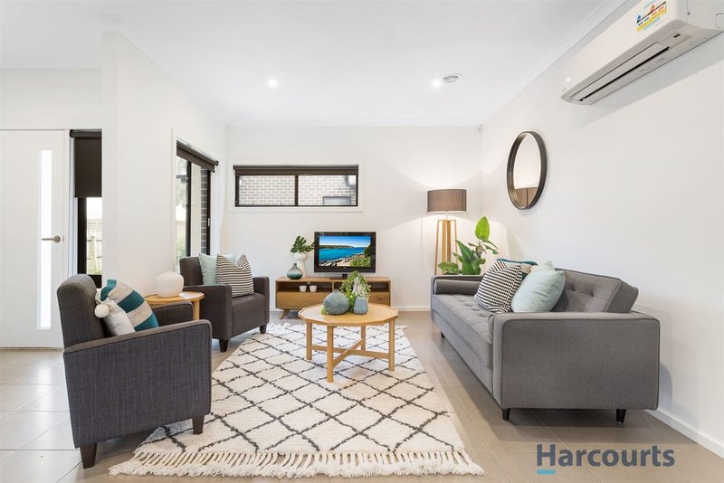 Photo - 2/4 Chivalry Avenue, Glen Waverley VIC 3150 - Image 2