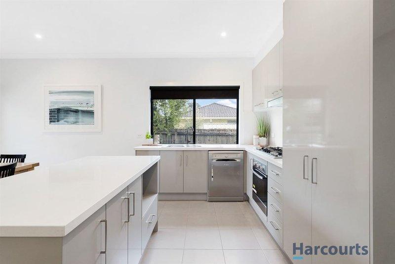 Photo - 2/4 Chivalry Avenue, Glen Waverley VIC 3150 - Image 3