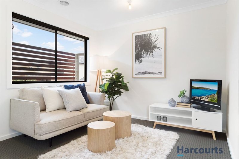 Photo - 2/4 Chivalry Avenue, Glen Waverley VIC 3150 - Image 4