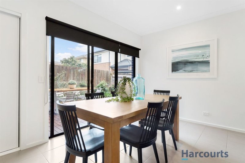 Photo - 2/4 Chivalry Avenue, Glen Waverley VIC 3150 - Image 5