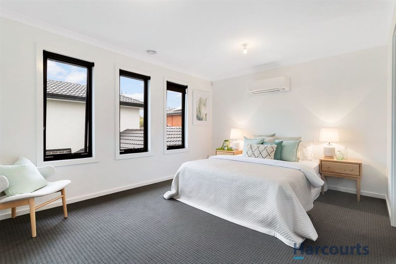 Photo - 2/4 Chivalry Avenue, Glen Waverley VIC 3150 - Image 6