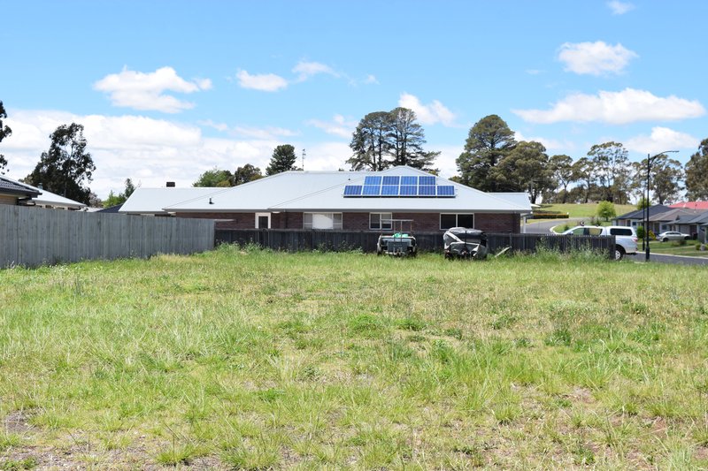 Photo - 24 Claret Ash Drive, Guyra NSW 2365 - Image 1