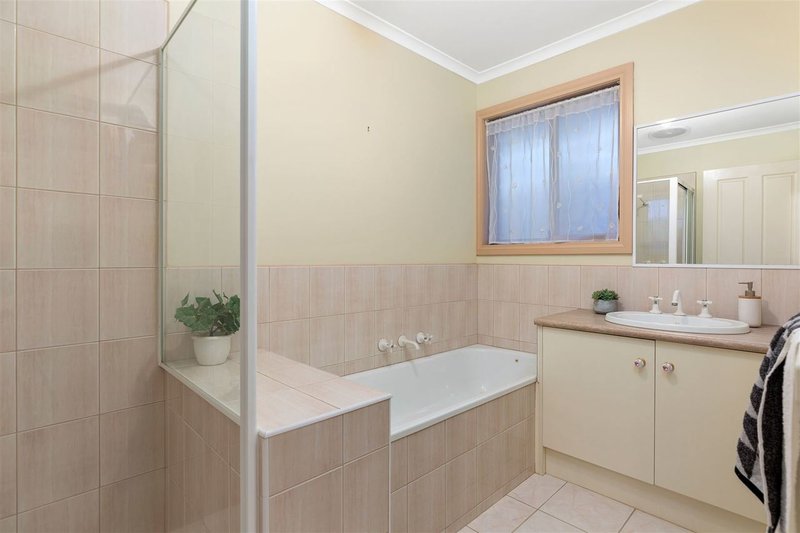 Photo - 2/4 Clematis Street, Glen Waverley VIC 3150 - Image 10