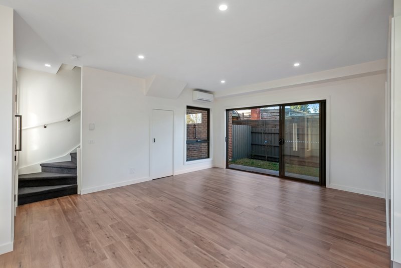 Photo - 2/4 Clements Grove, Reservoir VIC 3073 - Image 3