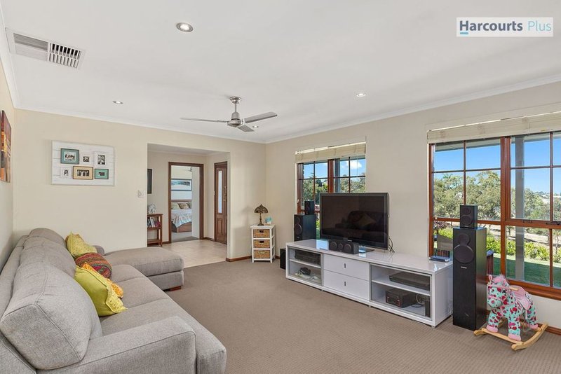 Photo - 24 Coorabie Crescent, Hallett Cove SA 5158 - Image 7