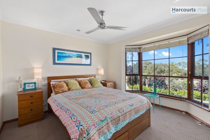 Photo - 24 Coorabie Crescent, Hallett Cove SA 5158 - Image 12