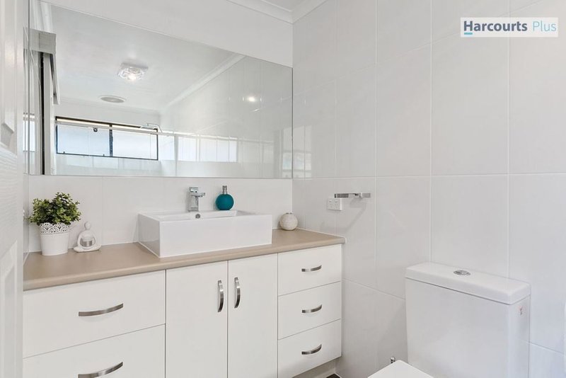 Photo - 24 Coorabie Crescent, Hallett Cove SA 5158 - Image 14