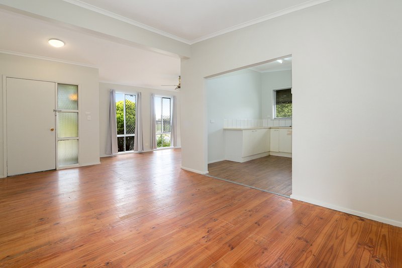 Photo - 24 Dalgleish Street, Wodonga VIC 3690 - Image 2