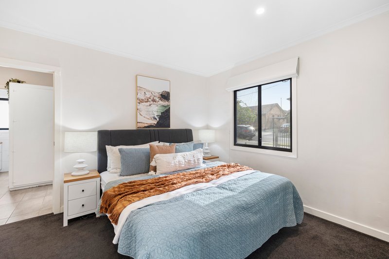 Photo - 24 Deakin Crescent, Dandenong North VIC 3175 - Image 6