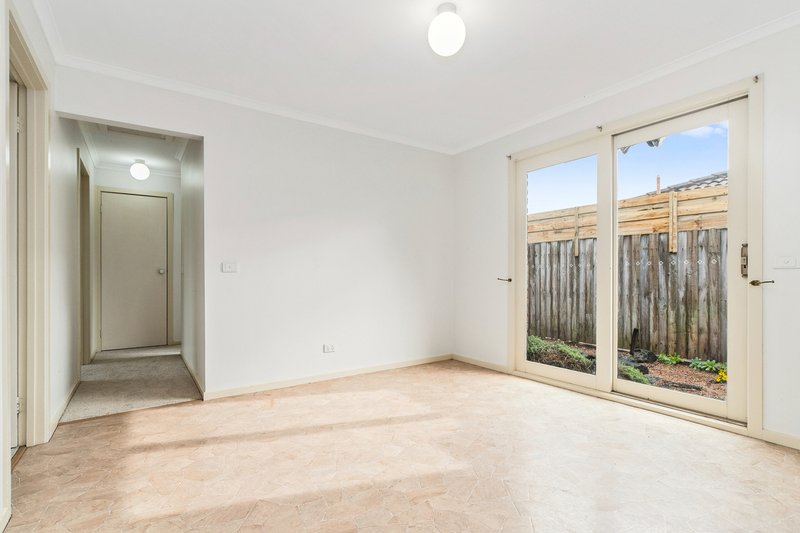 Photo - 24 Dunn Crescent, Langwarrin VIC 3910 - Image 4