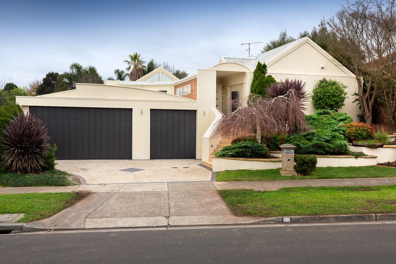 24 Edrington Park Drive, Berwick VIC 3806