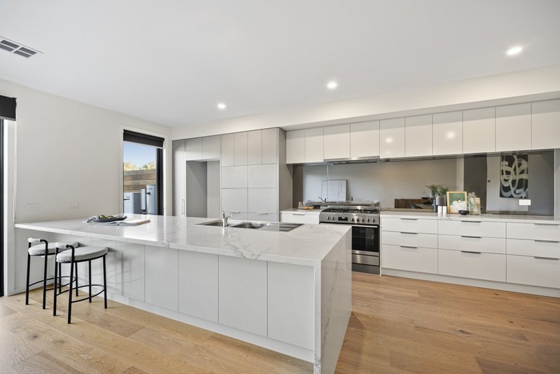 Photo - 24 Emica Parade, Knoxfield VIC 3180 - Image 2
