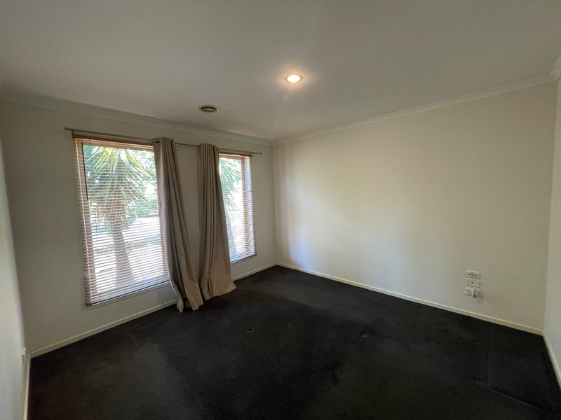 Photo - 24 Erskine Way, Melton West VIC 3337 - Image 4