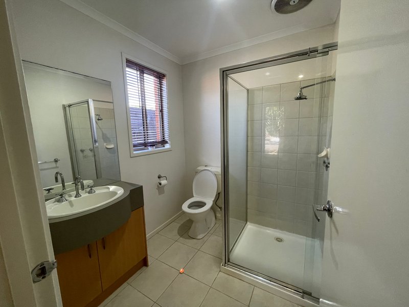 Photo - 24 Erskine Way, Melton West VIC 3337 - Image 5