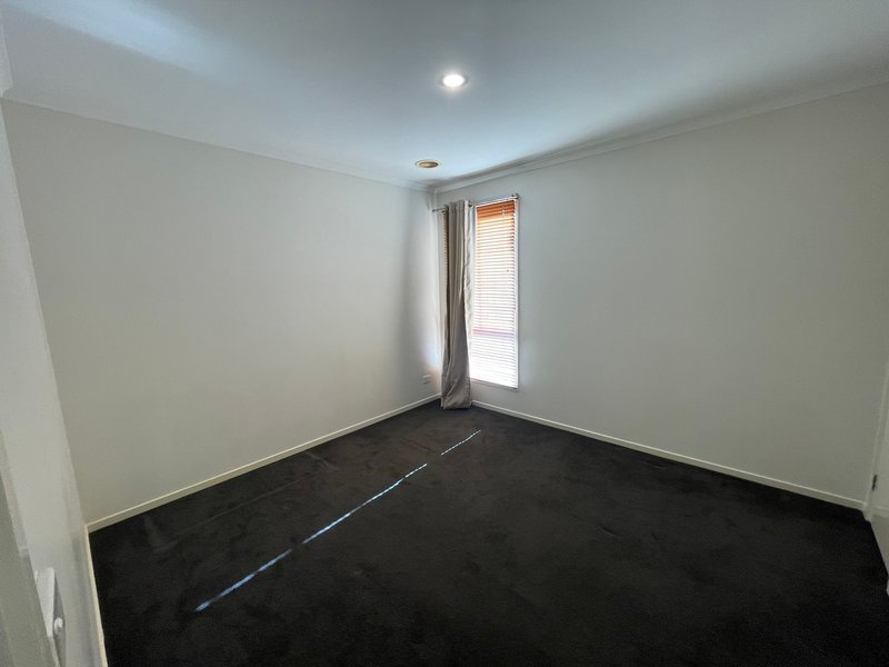 Photo - 24 Erskine Way, Melton West VIC 3337 - Image 6