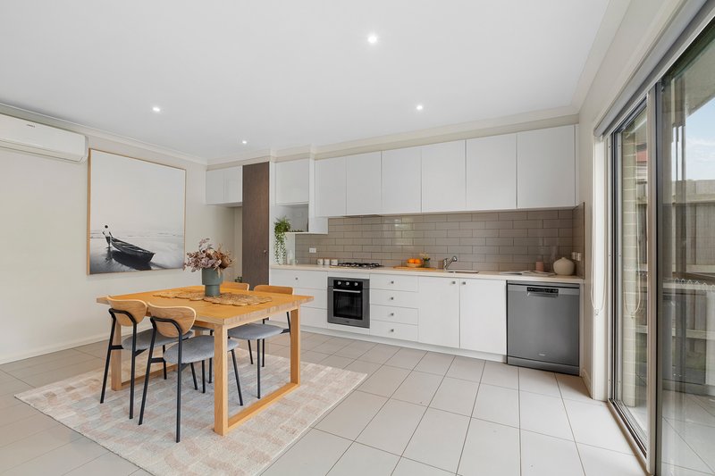 Photo - 2/4 Eva Street, Clayton VIC 3168 - Image 4