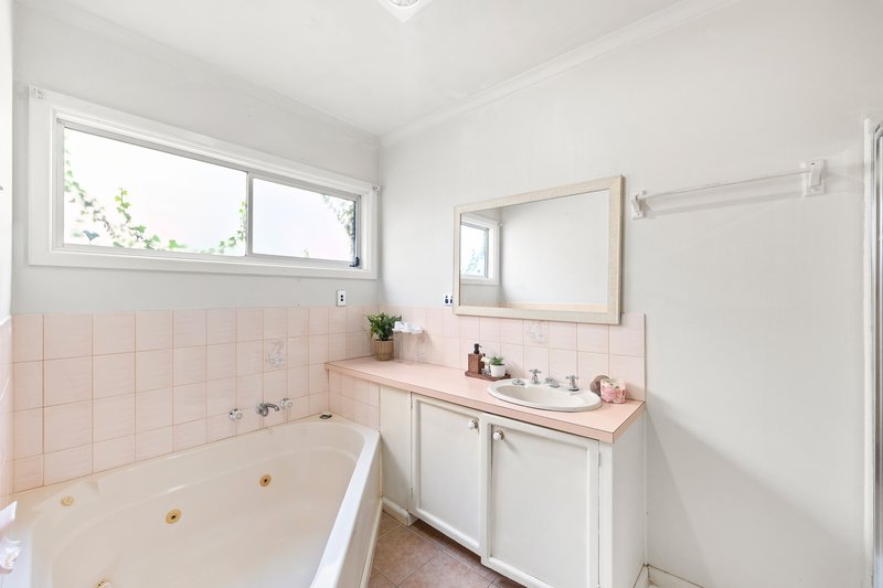 Photo - 24 Farleigh Avenue, Burwood VIC 3125 - Image 8