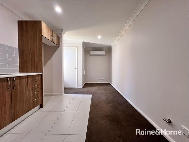 Photo - 2/4 Flemming Crescent, Tamworth NSW 2340 - Image 2
