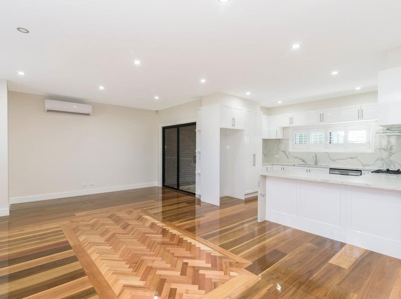 Photo - 2/4 Francis Street, Oak Park VIC 3046 - Image 1