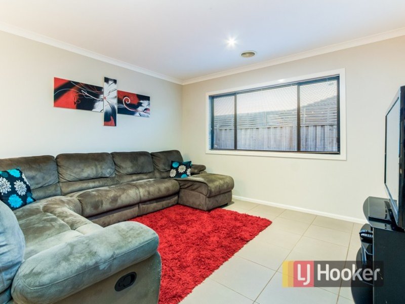 Photo - 24 Gallery Way, Pakenham VIC 3810 - Image 3