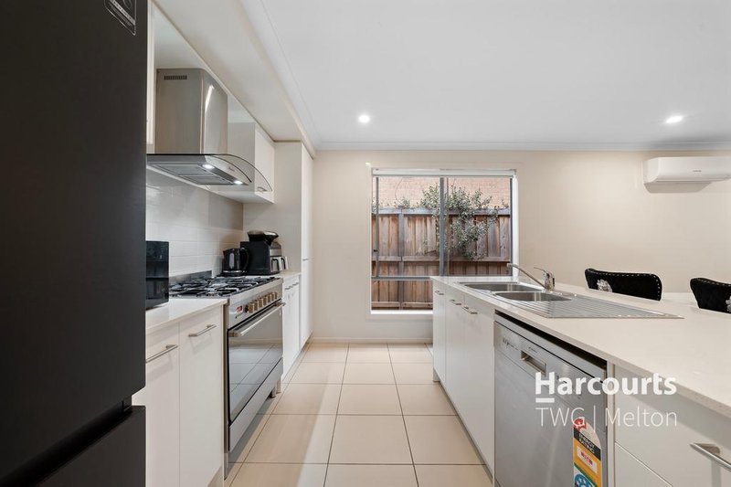 Photo - 24 Gilfillan Circuit, Thornhill Park VIC 3335 - Image 3