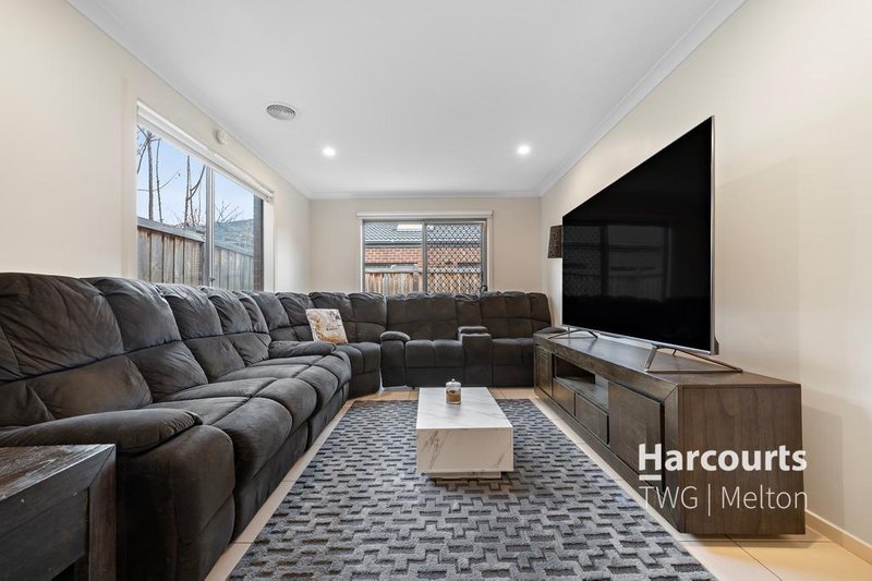 Photo - 24 Gilfillan Circuit, Thornhill Park VIC 3335 - Image 5
