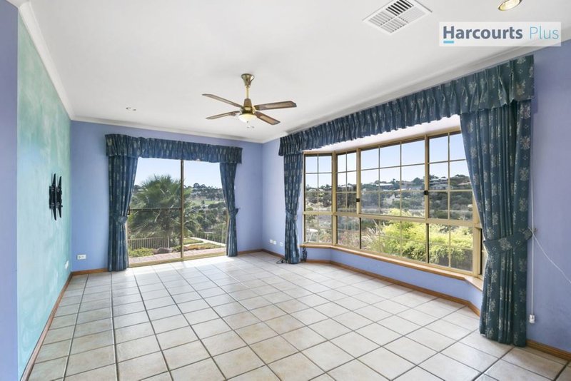 Photo - 24 Glade Crescent, Hallett Cove SA 5158 - Image 2