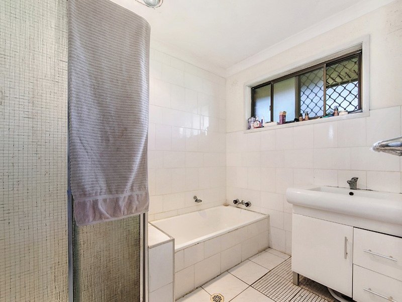 Photo - 24 Grebe Place, Burleigh Waters QLD 4220 - Image 9