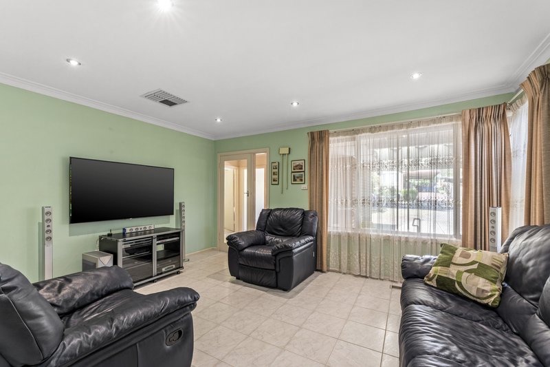 Photo - 24 Greenglade Court, Blackburn North VIC 3130 - Image 2