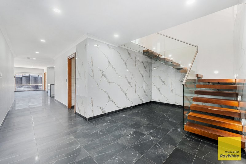 Photo - 24 Greenway Drive, West Hoxton NSW 2171 - Image 3