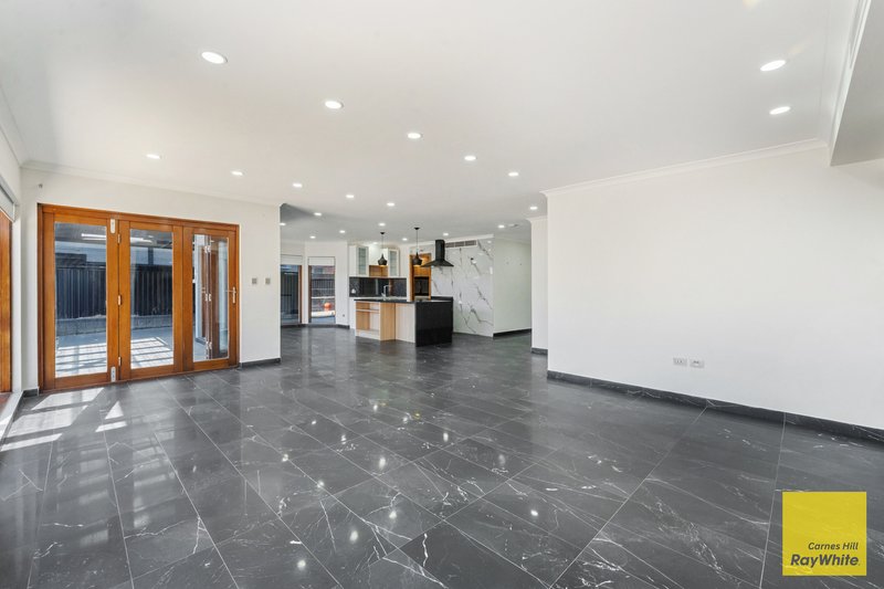 Photo - 24 Greenway Drive, West Hoxton NSW 2171 - Image 11