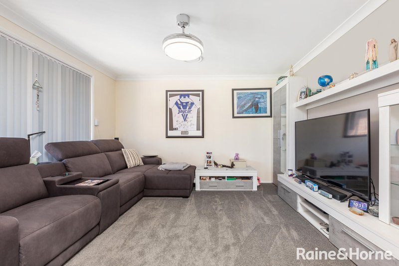 Photo - 24 Grove Place, Cameron Park NSW 2285 - Image 4